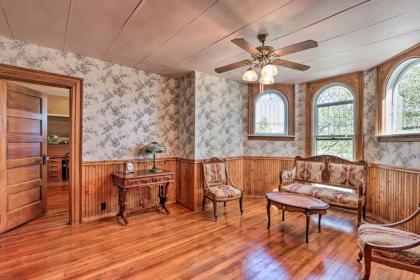 Historic Salem Home Fit for Large Groups! - image 9