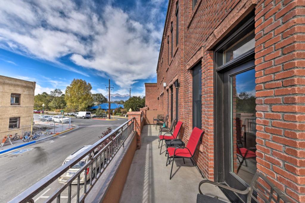 Spacious Dtwn Salida Condo with Balcony Hike and Fish - image 4