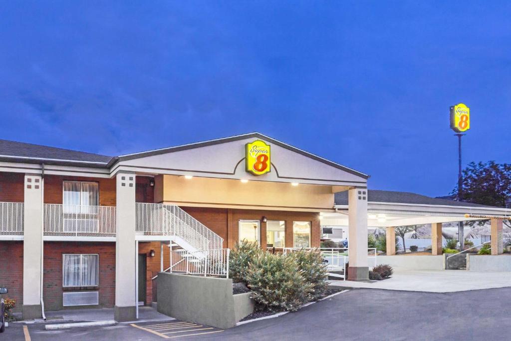 Super 8 by Wyndham Salina/Scenic Hills Area - image 7