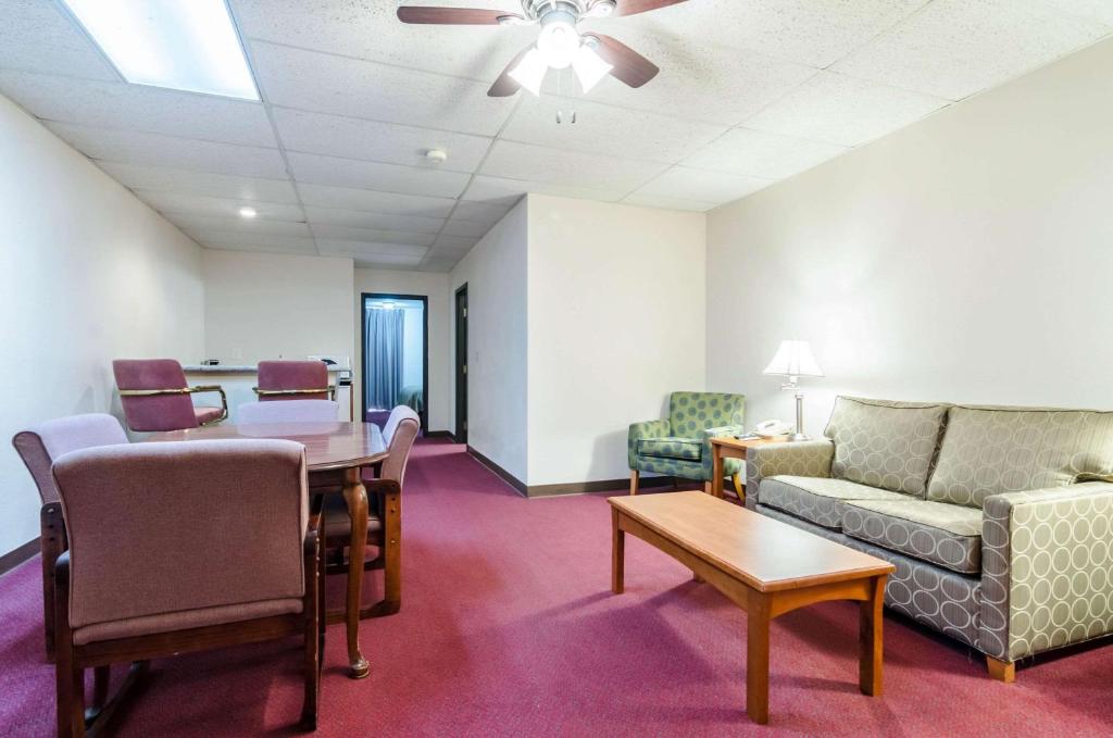 Quality Inn & Suites Salina - image 2