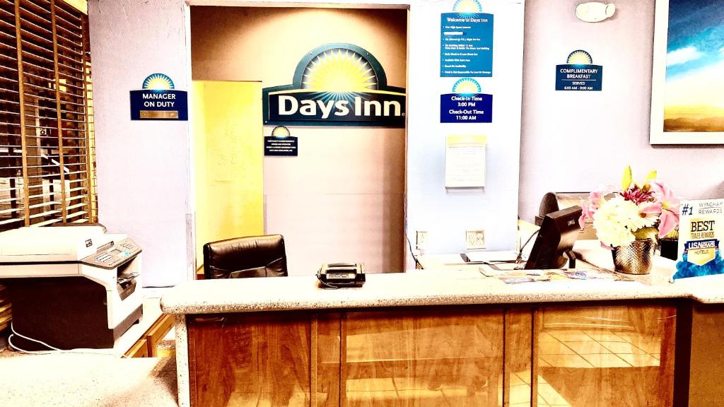 Days Inn by Wyndham Salina South - image 5