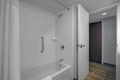 Hampton Inn Salisbury - image 12