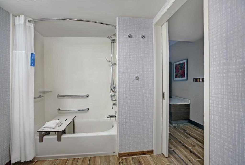 Hampton Inn Salisbury - image 6