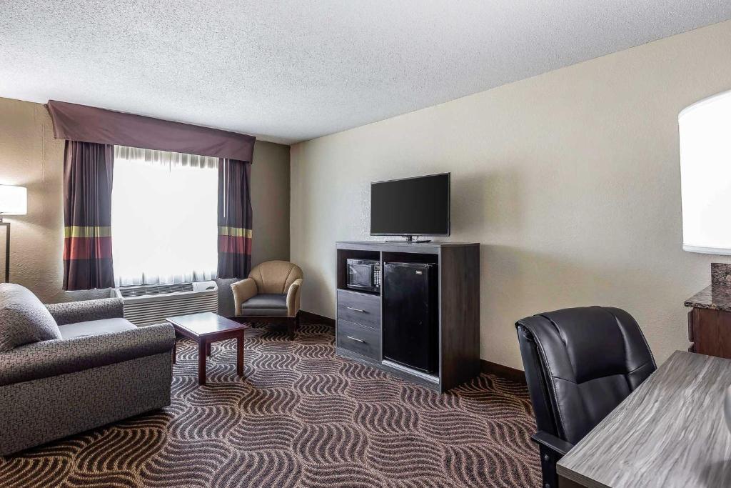 Quality Inn & Suites - image 7