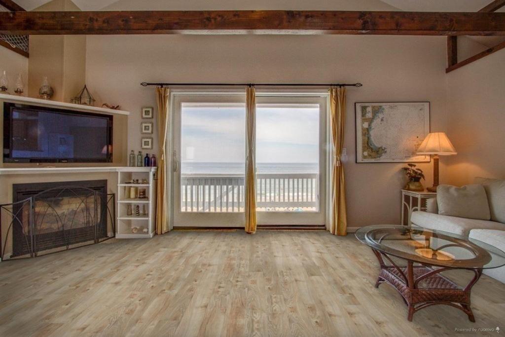 Oceanfront Penthouse with Family & Friends - main image