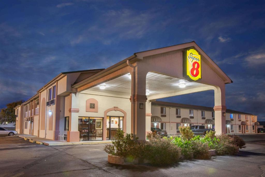 Super 8 by Wyndham Sallisaw - image 6