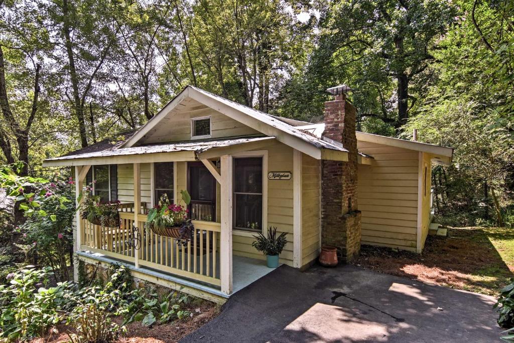 Saluda Cottage with Deck Walk to Downtown and Main St - main image