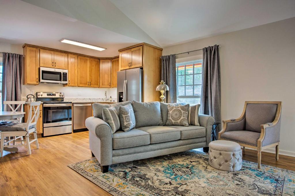 Ideally Located Saluda Apartment on Main St! - image 4