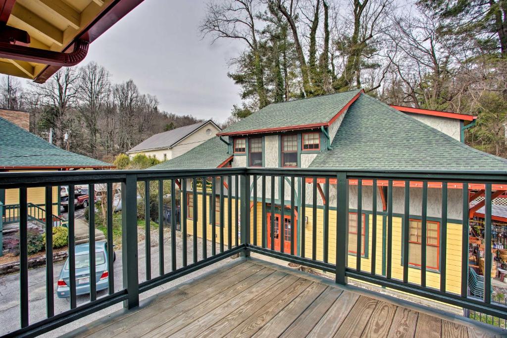 Newly Remodeled Apartment on Main Street in Saluda - image 7