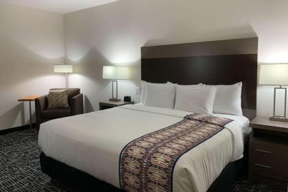 La Quinta Inn & Suites by Wyndham - Red Oak TX IH-35E - image 3