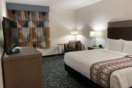 La Quinta Inn & Suites by Wyndham - Red Oak TX IH-35E - image 5