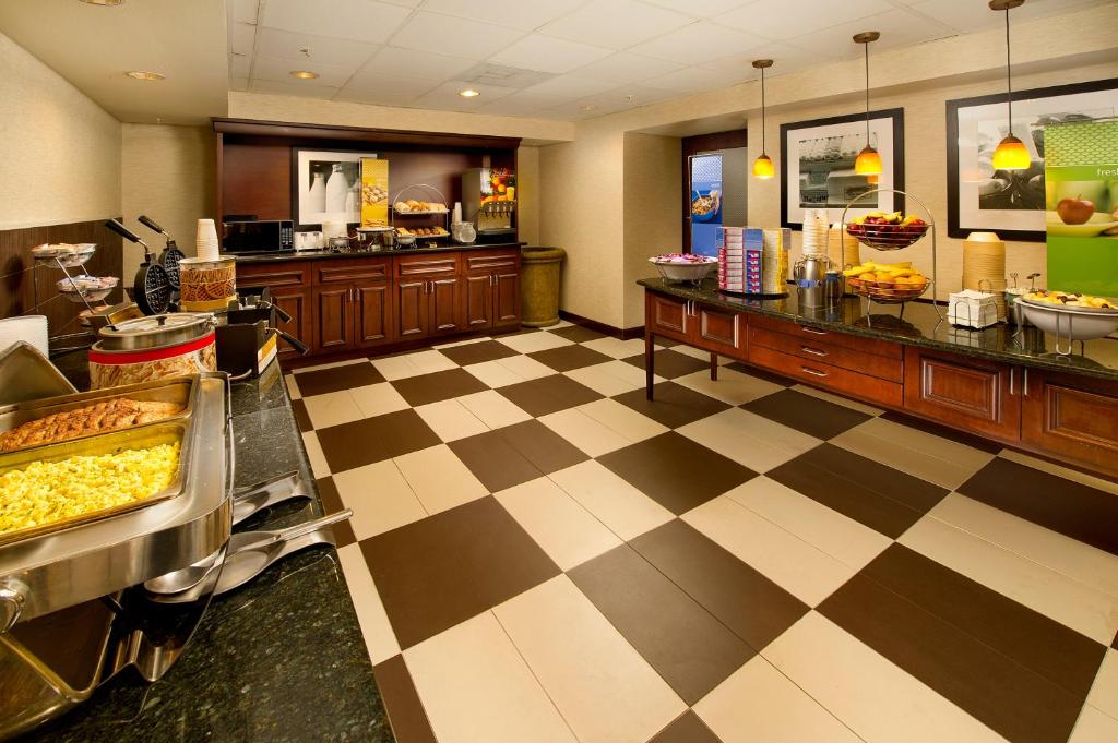 Hampton Inn and Suites San Antonio Airport - image 3