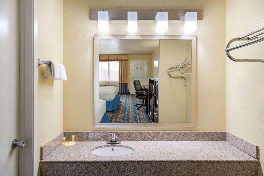 Days Inn by Wyndham San Antonio Northwest/Seaworld - image 3