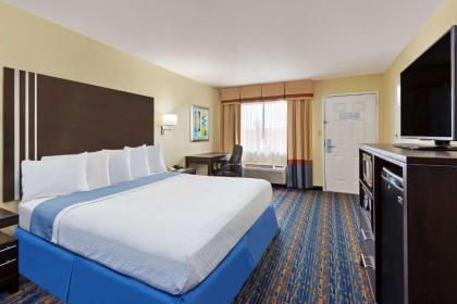 Days Inn by Wyndham San Antonio Northwest/Seaworld - image 4