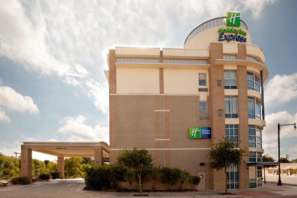 Holiday Inn Express Hotel & Suites San Antonio - Rivercenter Area an IHG Hotel - main image