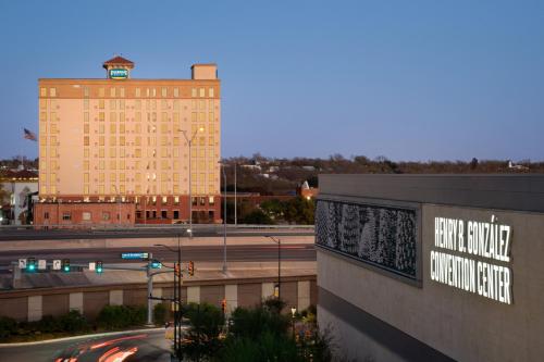 Staybridge Suites San Antonio Downtown Convention Center - image 4