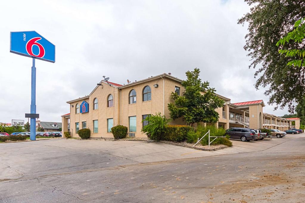 Motel 6-San Antonio TX - Fiesta Trails - main image