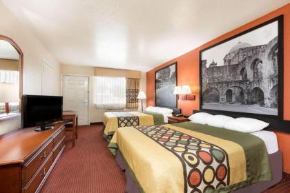 Super 8 by Wyndham San Antonio at I-10 - image 2