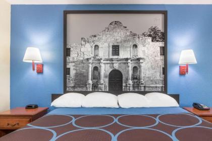 Super 8 by Wyndham San Antonio at I-10 - image 3