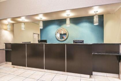 La Quinta Inn & Suites by Wyndham San Antonio North Stone Oak - image 3