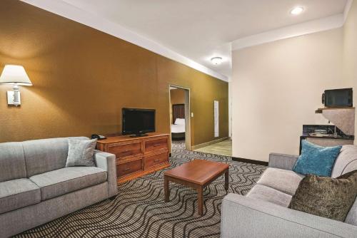 La Quinta Inn & Suites by Wyndham San Antonio North Stone Oak - image 5