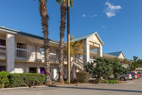 Econo Lodge Downtown South - image 5