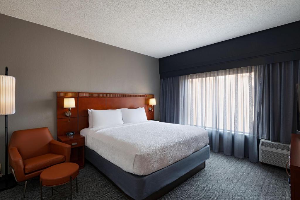 Courtyard by Marriott San Antonio Airport - image 4