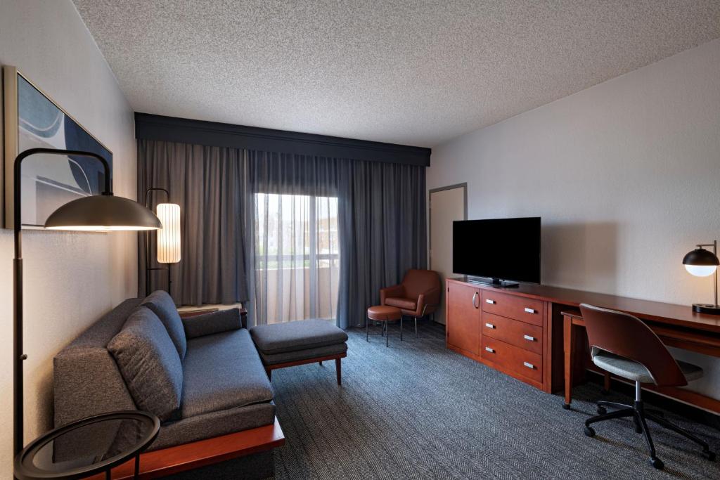 Courtyard by Marriott San Antonio Airport - image 5