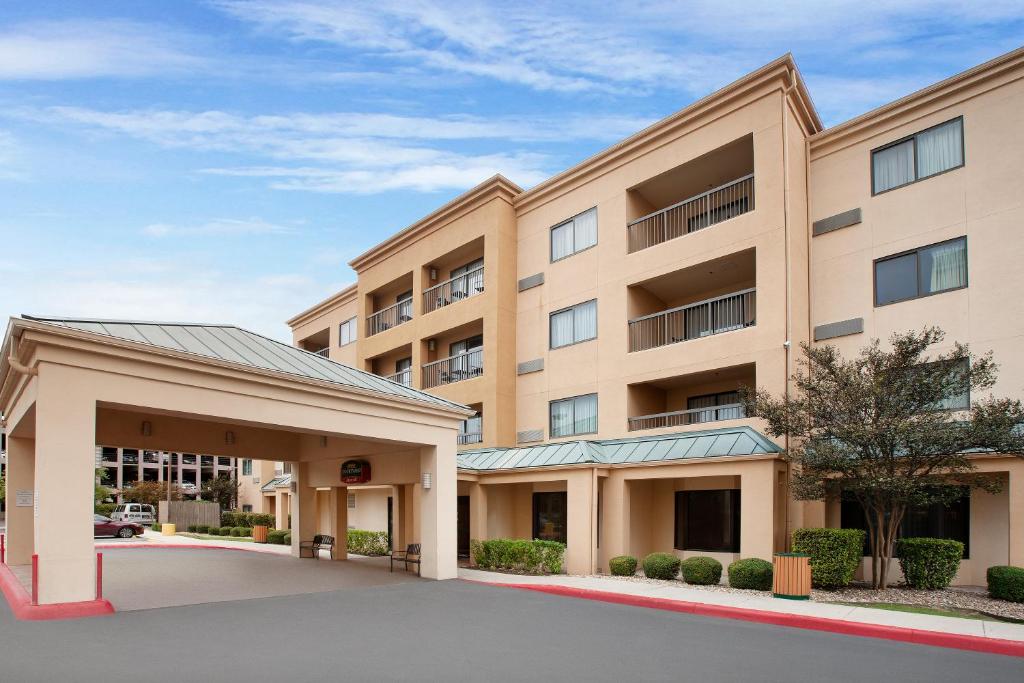 Courtyard by Marriott San Antonio Airport/North Star Mall - image 3