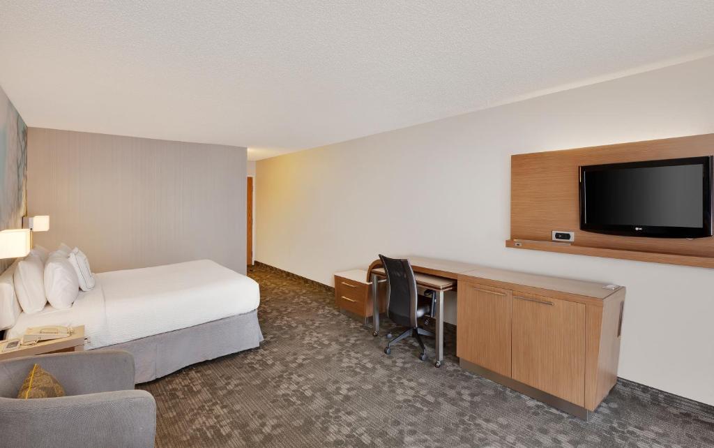 Courtyard by Marriott San Antonio Airport/North Star Mall - image 4