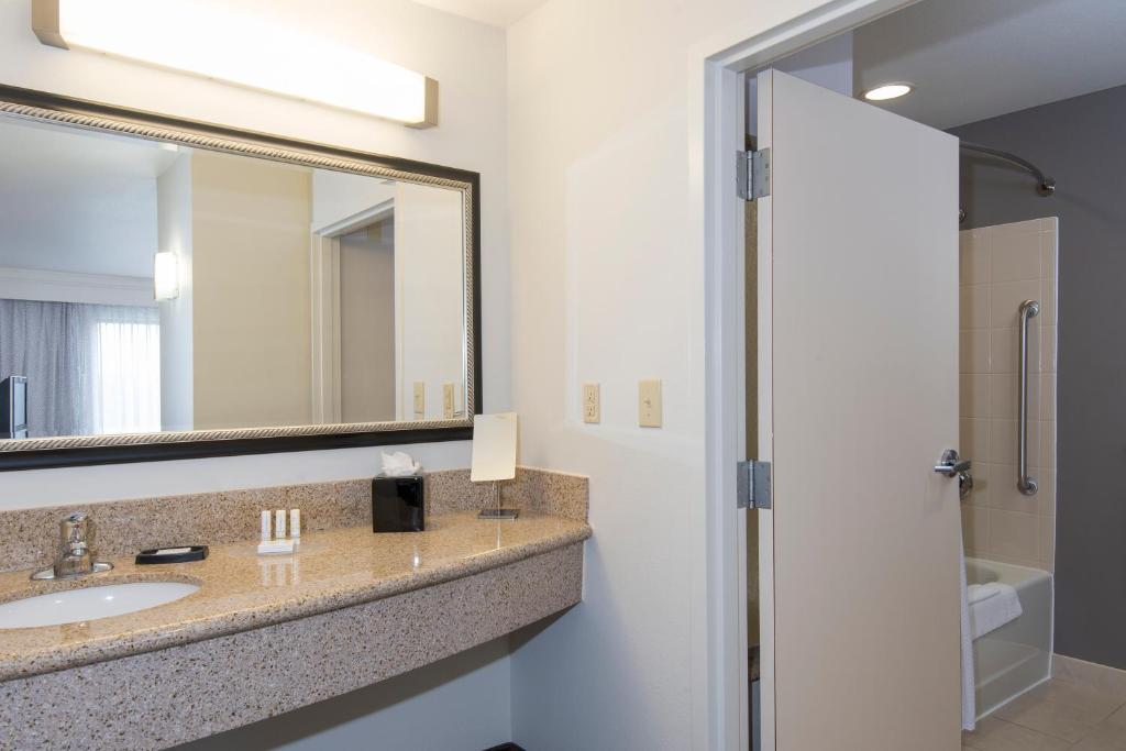 Courtyard by Marriott San Antonio North Stone Oak At Legacy - image 2