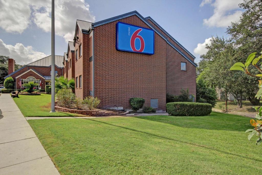 Motel 6-San Antonio TX - Medical Center South - main image