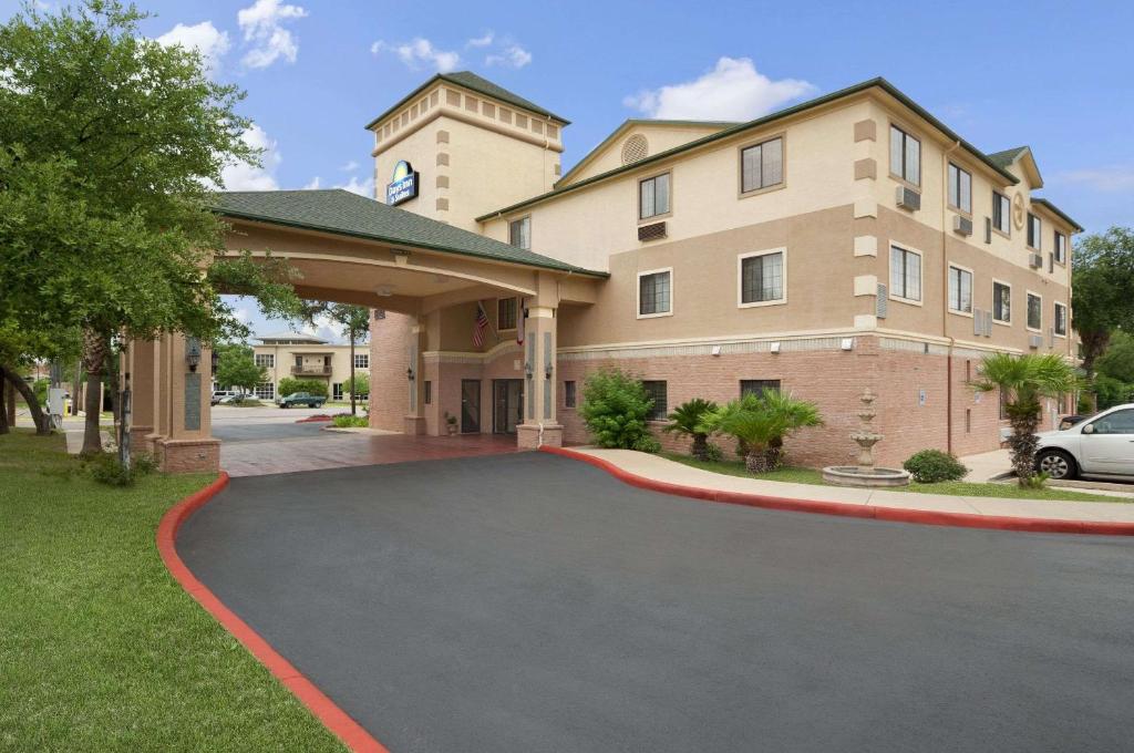 Days Inn & Suites by Wyndham San Antonio North/Stone Oak - main image