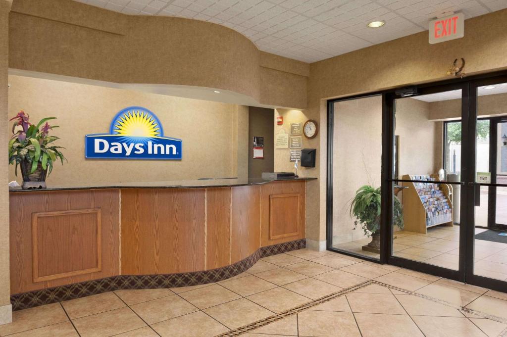 Days Inn & Suites by Wyndham San Antonio North/Stone Oak - image 2