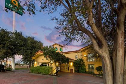 La Quinta Inn by Wyndham San Antonio I-35 N at Rittiman Rd - image 3