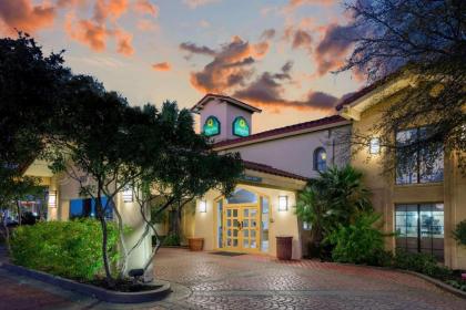 La Quinta Inn by Wyndham San Antonio I-35 N at Rittiman Rd - image 5