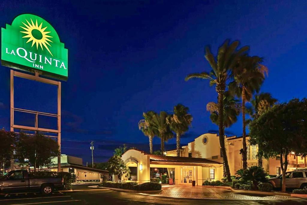 La Quinta Inn by Wyndham San Antonio Vance Jackson - image 2