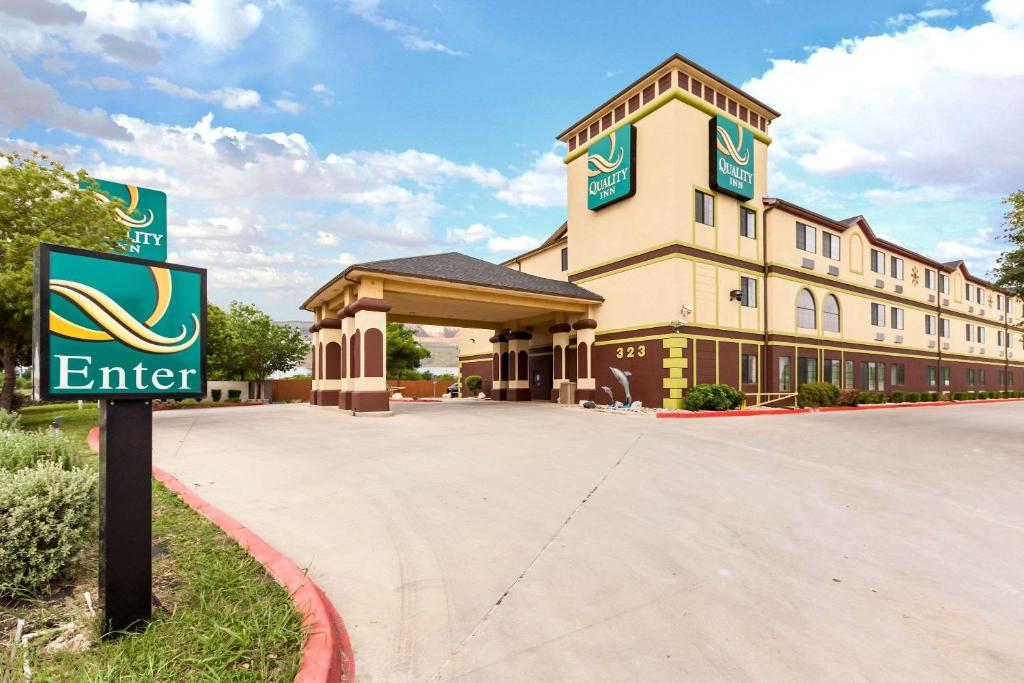 Quality Inn Near Seaworld - Lackland - image 3