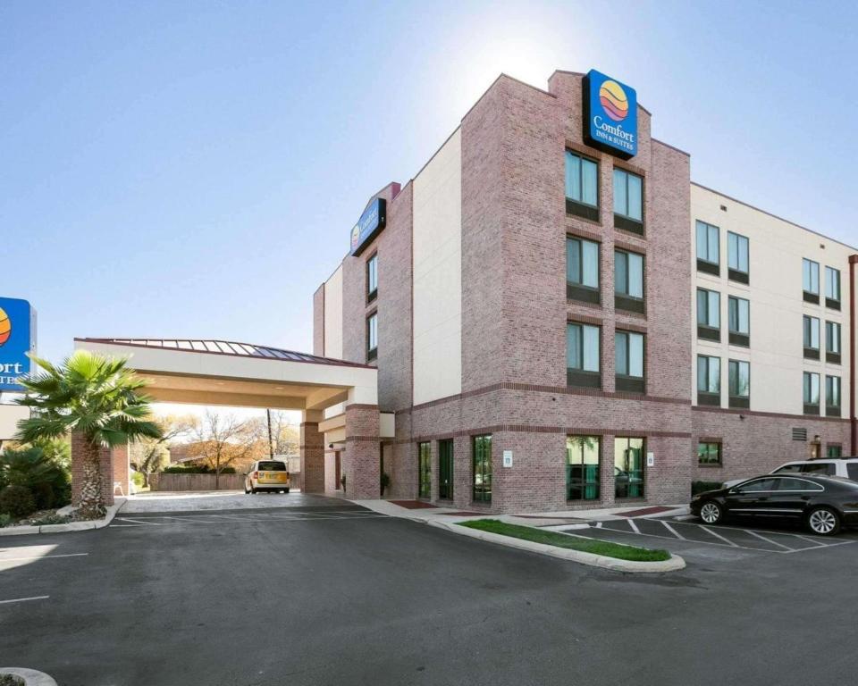 Comfort Inn & Suites San Antonio Airport - main image