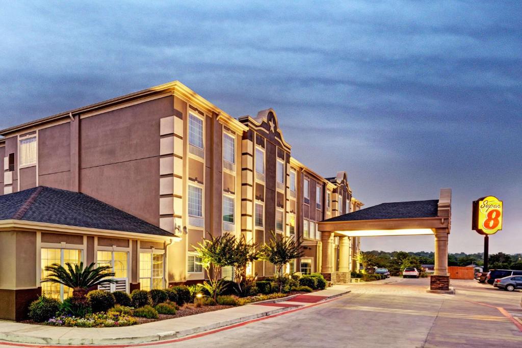 Super 8 by Wyndham San Antonio/Alamodome Area - main image