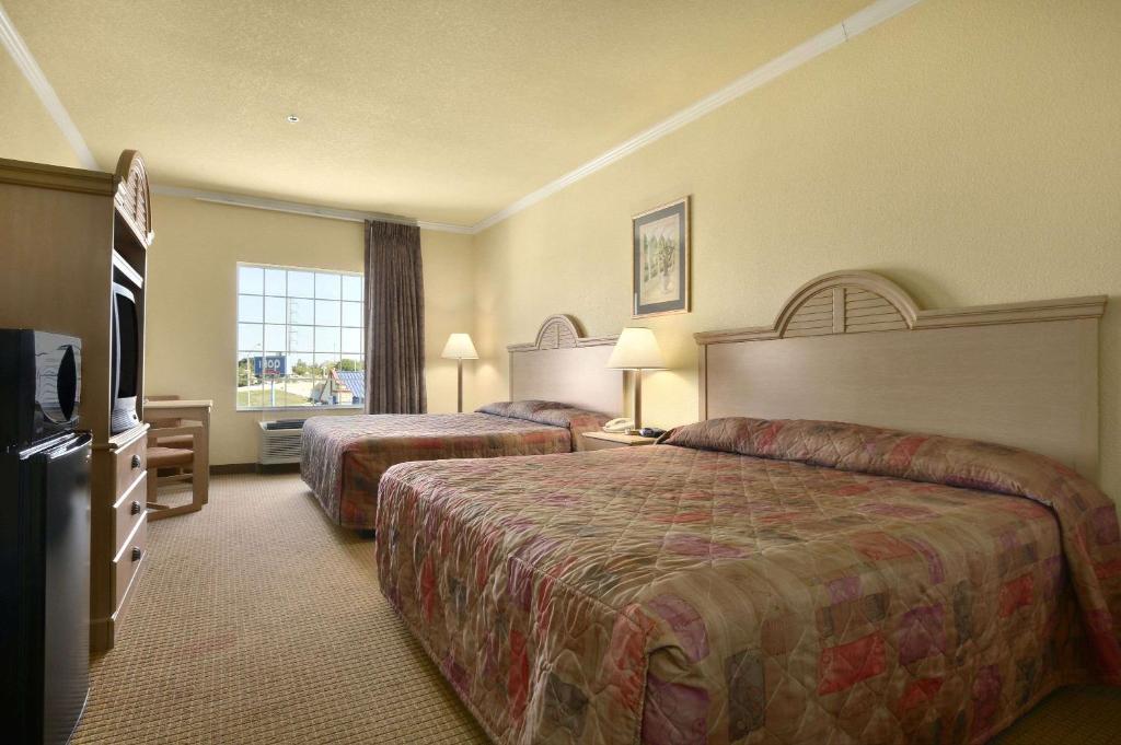 Super 8 by Wyndham San Antonio/Alamodome Area - image 5