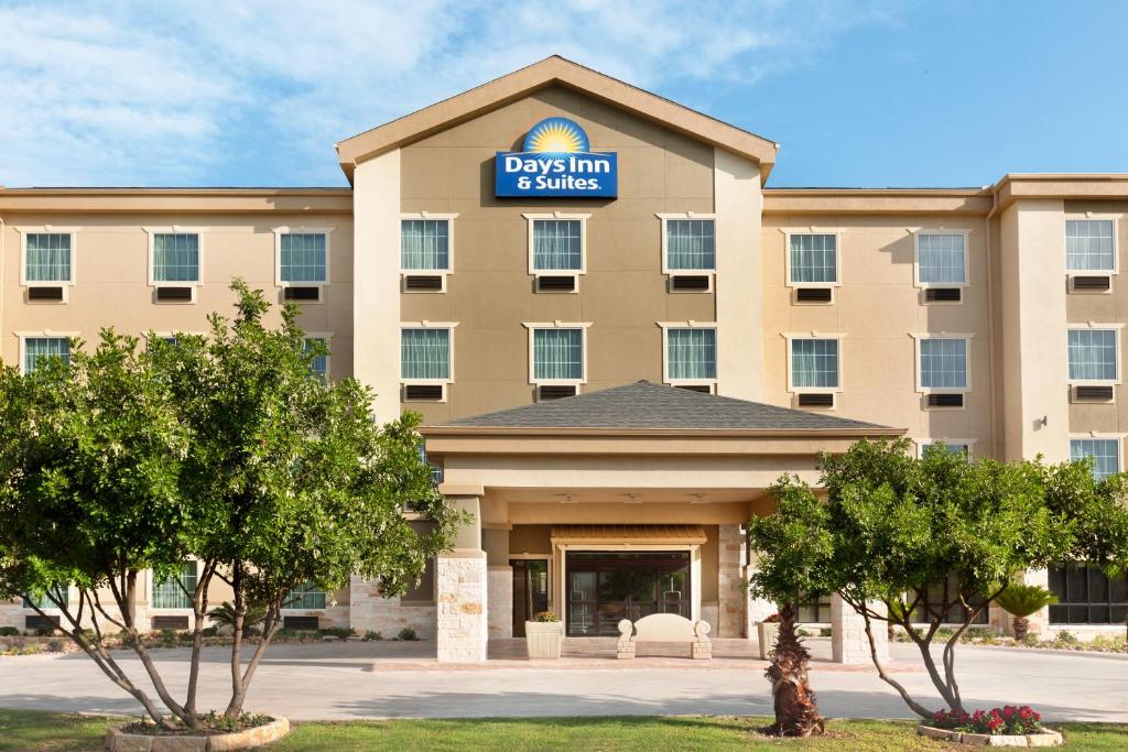 Days Inn & Suites by Wyndham San Antonio near AT&T Center - main image
