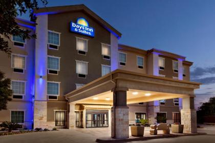 Days Inn & Suites by Wyndham San Antonio near AT&T Center - image 4
