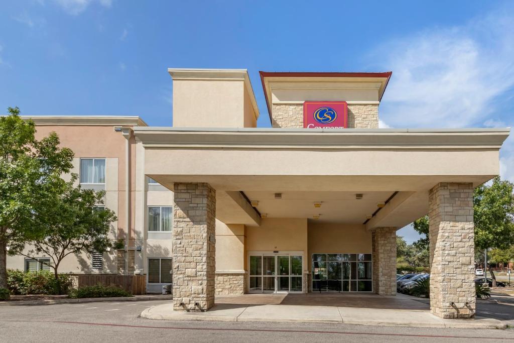 Comfort Suites Medical Center Near Six Flags - image 3