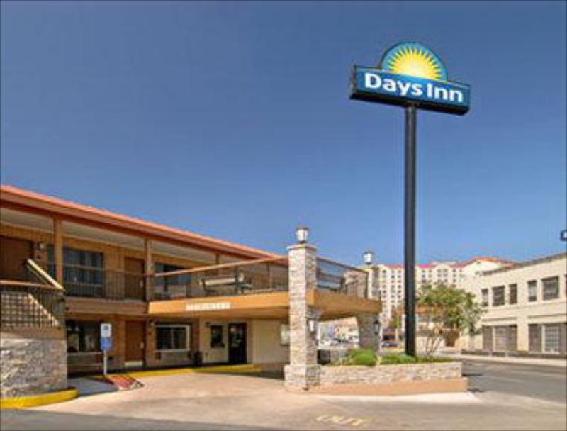 Days Inn by Wyndham San Antonio Alamo/Riverwalk - image 2