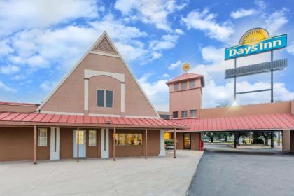 Days Inn by Wyndham San Antonio Splashtown/ATT Center - image 3