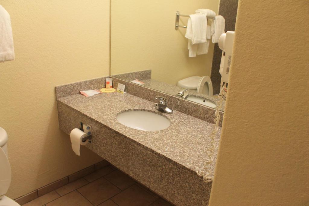 Days Inn by Wyndham San Antonio at Palo Alto - image 5