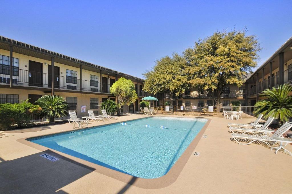 Deluxe Inn San Antonio Near Lackland AFB - image 5