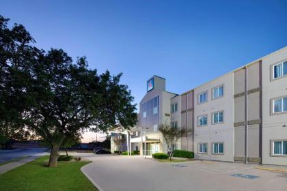 Motel 6-San Antonio TX - Airport - image 3