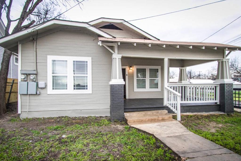 Hackberry St #B Renovated 2BR Near Downtown SA - main image